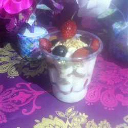Sereal MIe buah with milk and whipping cream