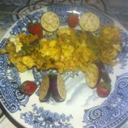 Mie gulung kuah telor asin