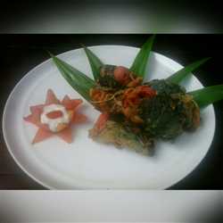 Kripik Bayam Raja Isi Indomie Sosis
