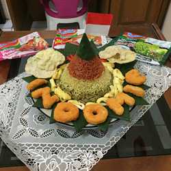 Tumpeng Rainbow Mie