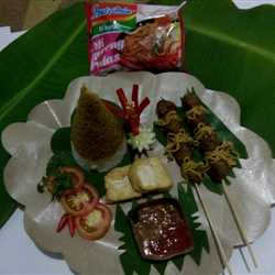 Mi goreng pedas tumpeng nasi pentol bakar.
