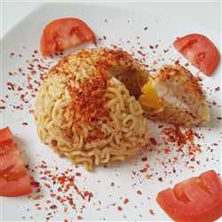 Cake Indomie Goreng Isi Telur Setengah Matang
