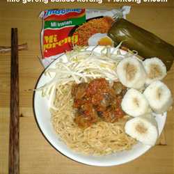 Mie goreng balado kerang plus lontong