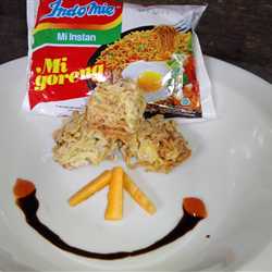 Bola mie isi sosis